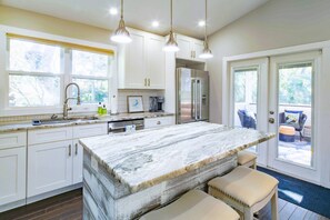 Kjøleskap, mikrobølgeovn, oppvaskmaskin og kaffetrakter/tekoker