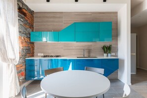 Fridge, oven, stovetop, dishwasher