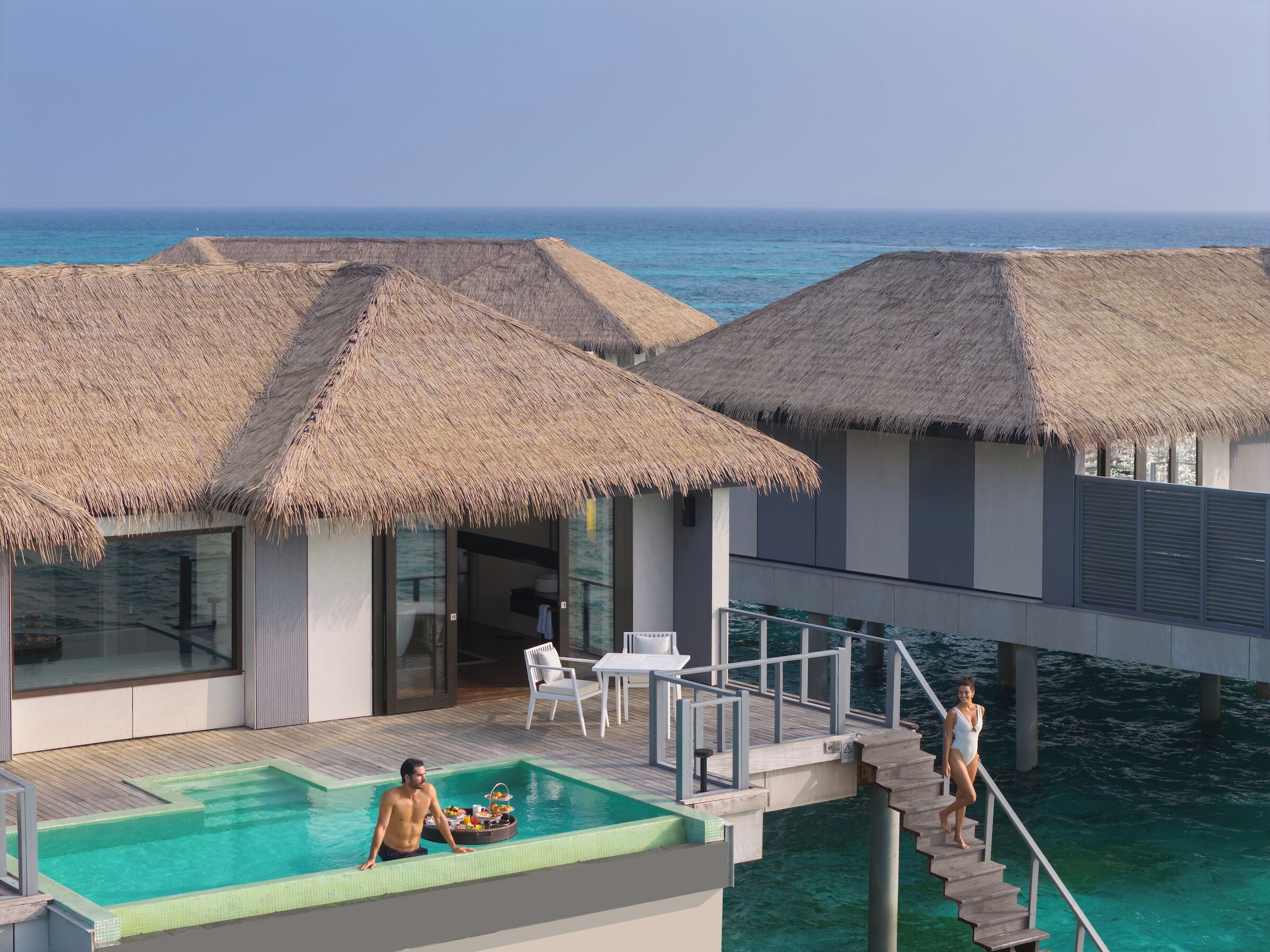 Villa, 1 très grand lit, accessible aux personnes à mobilité réduite, vue lagon (Overwater) | Mini-bar avec articles gratuits, coffres-forts dans les chambres, bureau