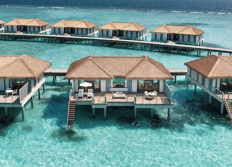 Villa, 1 letto king, vista laguna, sull'acqua | Minibar (con alcuni snack e alcune bevande gratis). Noku Maldives, Vignette Collection by IHG