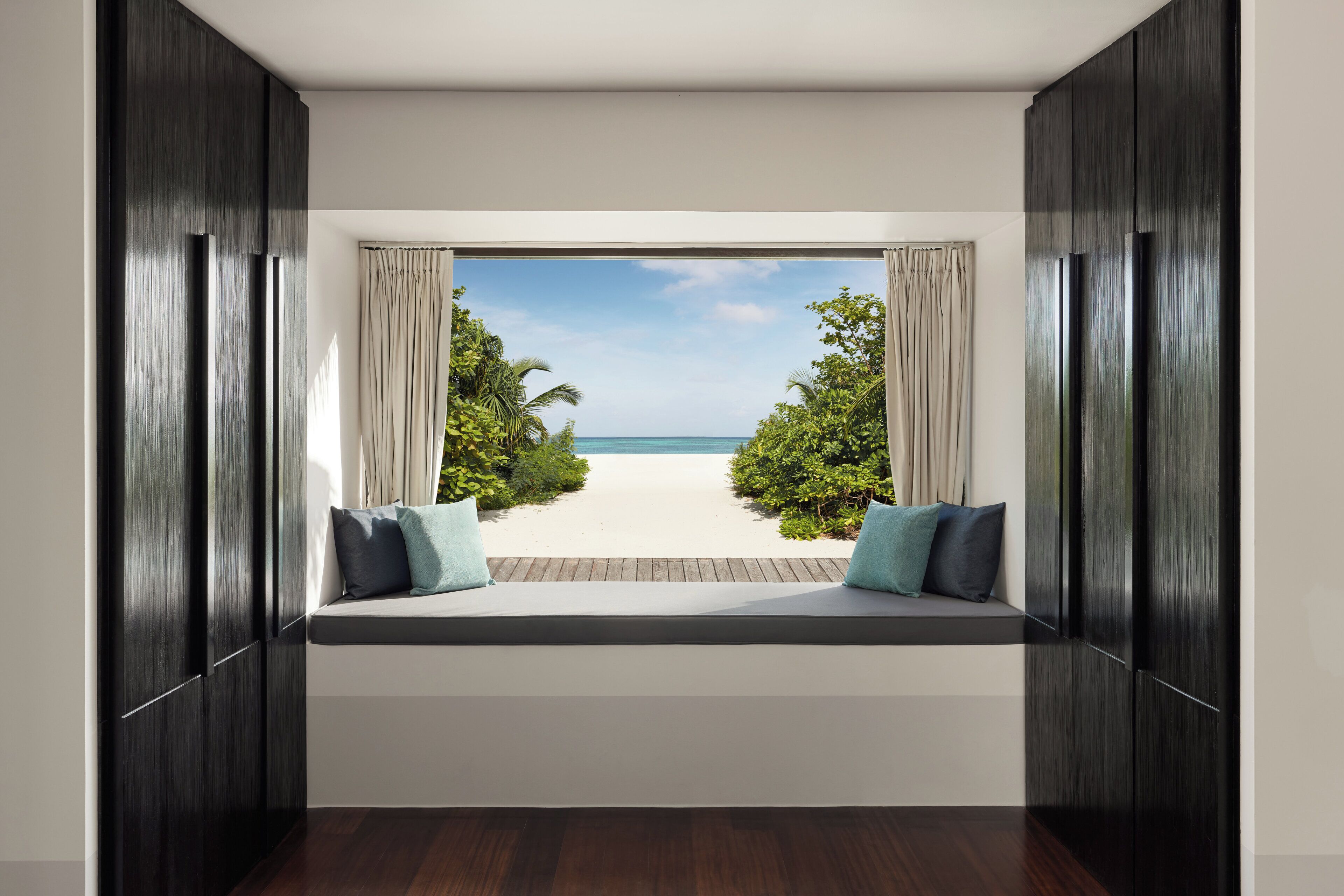 Mini-bar avec articles gratuits, coffres-forts dans les chambres, bureau