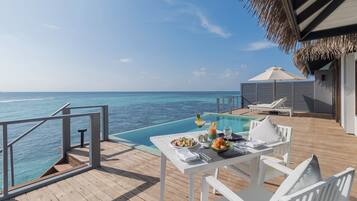 مأكولات ومشروبات مجانية في الميني بار وخزنة داخل الغرفة ومكتب