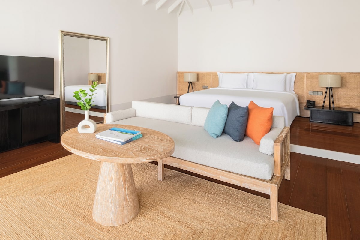 Artículos del minibar gratis y caja de seguridad en la habitación