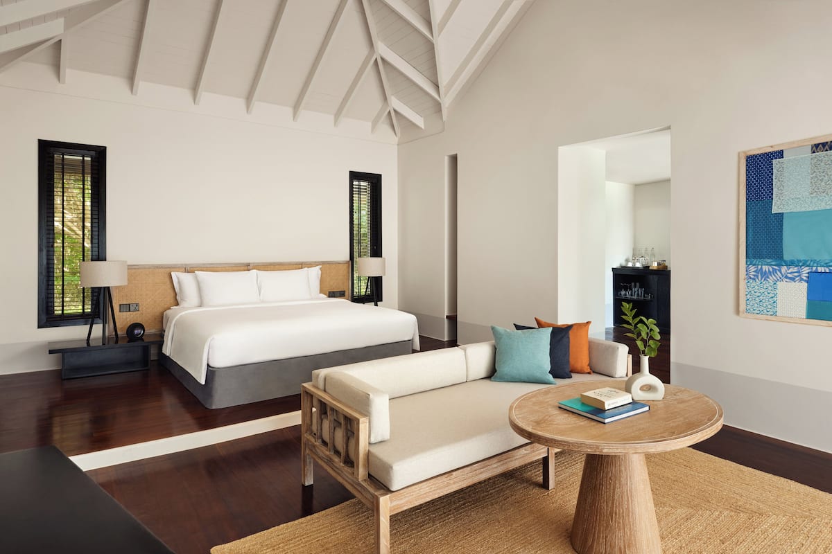 Artículos del minibar gratis y caja de seguridad en la habitación