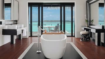 Banheira e chuveiro separados, chuveiro com efeito de chuva