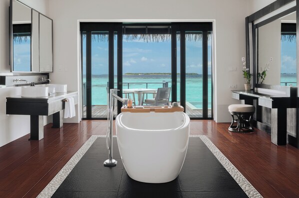 Bañera y ducha independientes, cabezal de ducha tipo lluvia