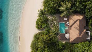 Minibar (con algunos artículos gratuitos), caja fuerte, escritorio