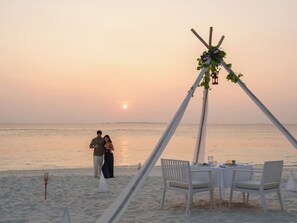 A beach setting with a tent and dining table. - Noku Maldives, Vignette Collection by IHG (Kudafunafaru)