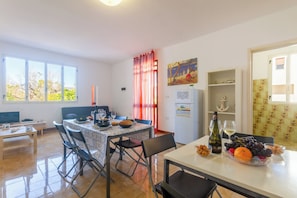 House, 3 Bedrooms, Smoking, Balcony | Dining