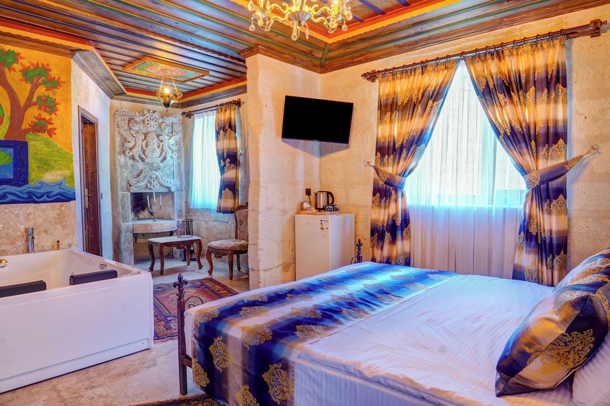Deluxe Suite, 1 Bedroom, Fireplace, Valley View | 1 bedroom, individually decorated, individually furnished, desk