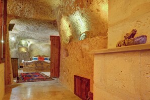 Chambre Deluxe, 1 très grand lit, bain à remous, côté cour intérieure