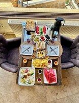 Desayuno con opciones de la cocina local incluido todos los días 