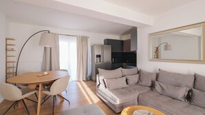 Penthouse (75 sqm) with Panoramic Acropolis View | บริเวณนั่งเล่น | สมาร์ททีวี 12 นิ้ว พร้อมช่องเคเบิล