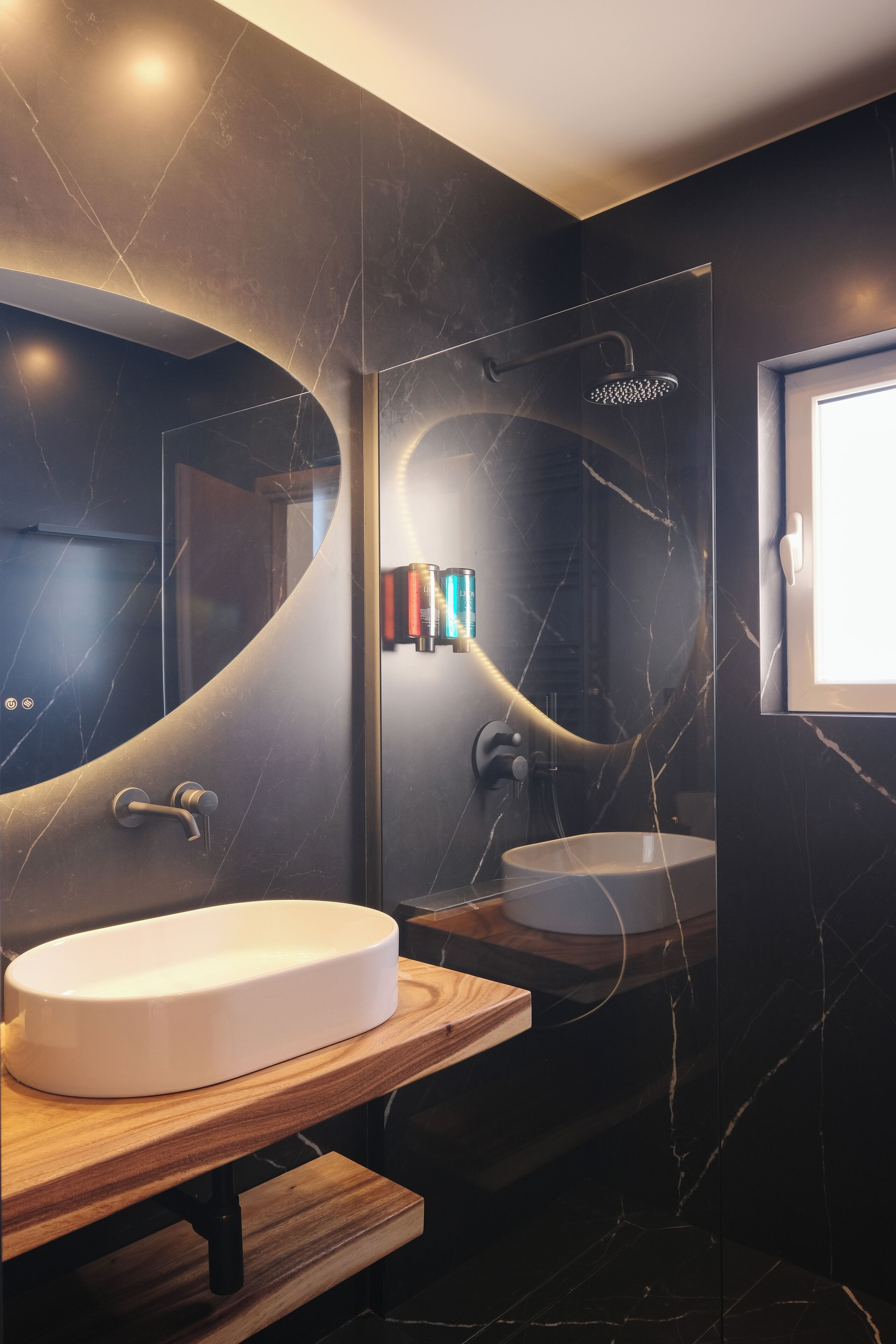 Penthouse (75 sqm) with Panoramic Acropolis View | Banheiro | Chuveiro, secador de cabelo, toalhas de banho, sabonete