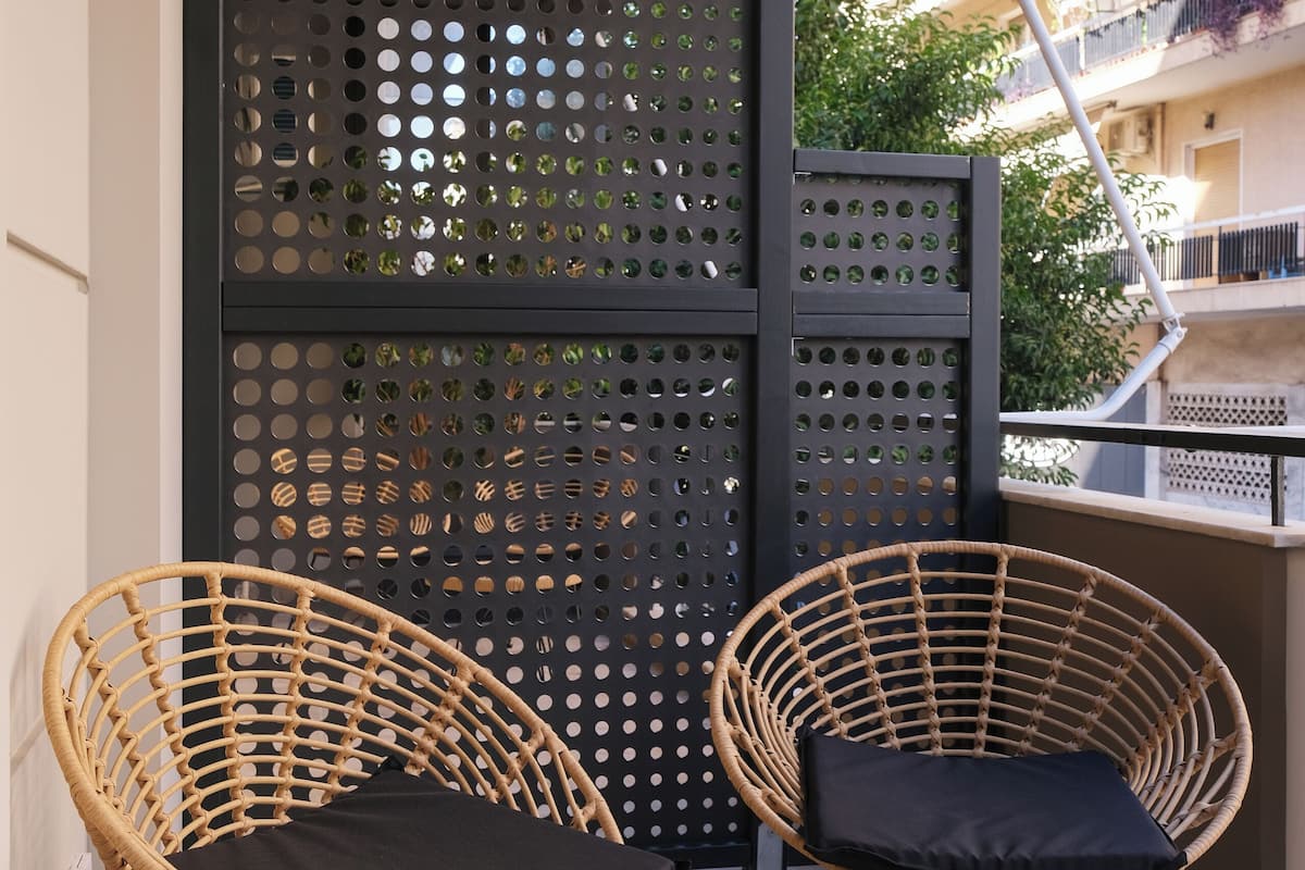 Large 1BR Apartment (65 sqm) with Balcony | Hiên