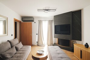 Penthouse (75 sqm) with Panoramic Acropolis View | Area soggiorno | Smart TV 12 pollici con canali via cavo