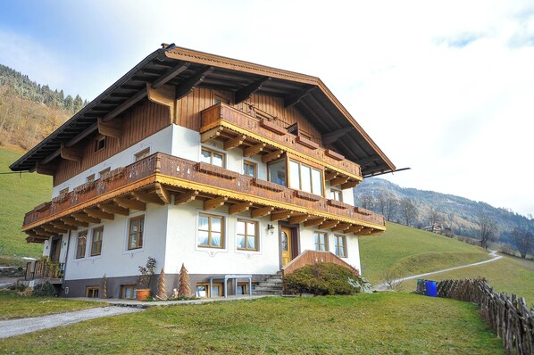 Exterior - Pension Grubhof FW A, Stuhlfelden, sunny location, valley view, family-friendly. (Stuhlfelden)