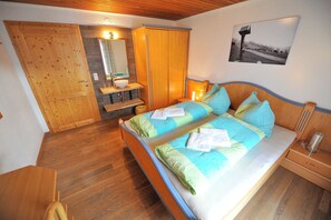 1 bedroom, travel crib, free WiFi, bed sheets - Pension Grubhof FW A, Stuhlfelden, sunny location, valley view, family-friendly. (Stuhlfelden)