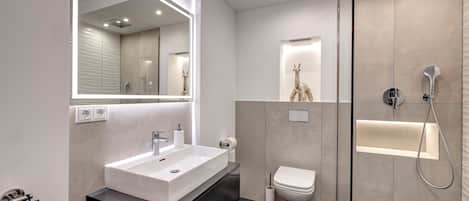 Douche, sĂšche-cheveux, serviettes fournies, savon