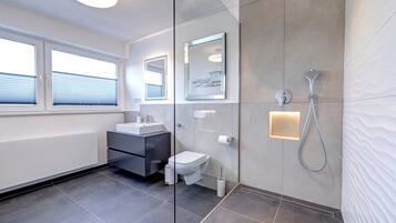 Dusche, Haartrockner, Handtücher, Seife