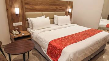 Deluxe Double or Twin Room | Desk, laptop workspace, soundproofing, iron/ironing board