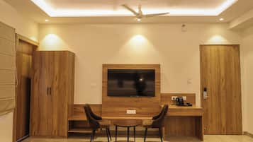 Deluxe Double or Twin Room | Desk, laptop workspace, soundproofing, iron/ironing board