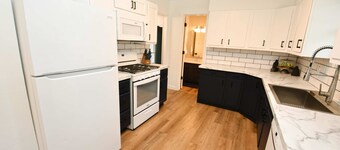 Modern 5 Bedroom Home Sleeps up to 12 15 min Walk to ND 2329