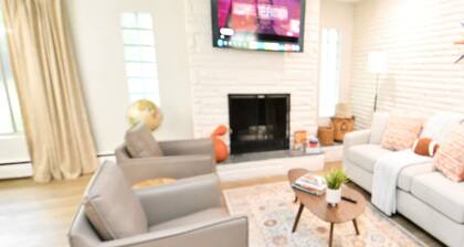 Mid Century Modern With Modern Touches 10 min Walk to Notre Dame 1831