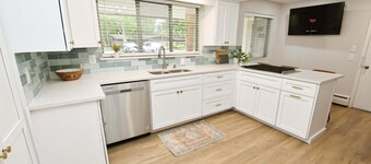 Mid Century Modern With Modern Touches 10 min Walk to Notre Dame 1831