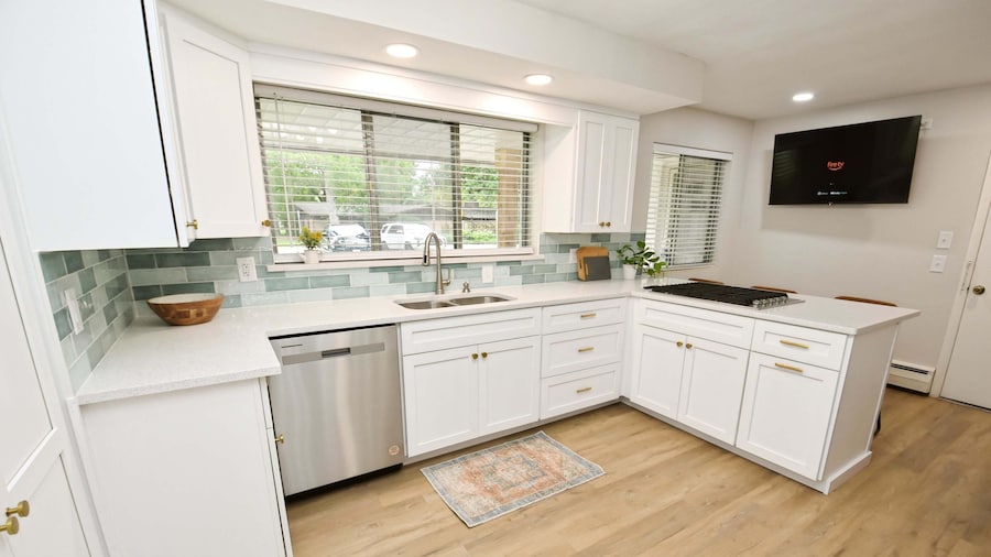 Mid Century Modern With Modern Touches 10 min Walk to Notre Dame 1831