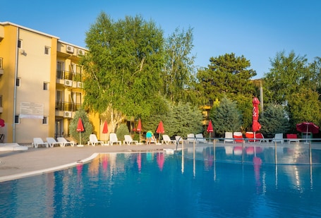 季节性开放的室外游泳池