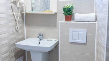 Chambre Standard Double ou avec lits jumeaux | Salle de bain | Serviettes fournies, savon, papier toilette