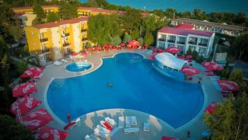 Piscine extérieure (ouverte en saison)