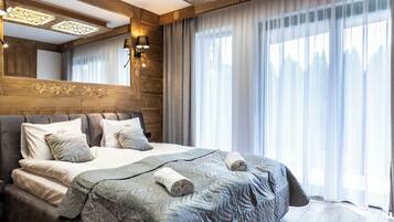 Comfort Suite, Mountain View | Iron/ironing board, free WiFi, bed sheets