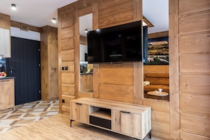 Tabla de planchar con plancha, wifi gratis y ropa de cama