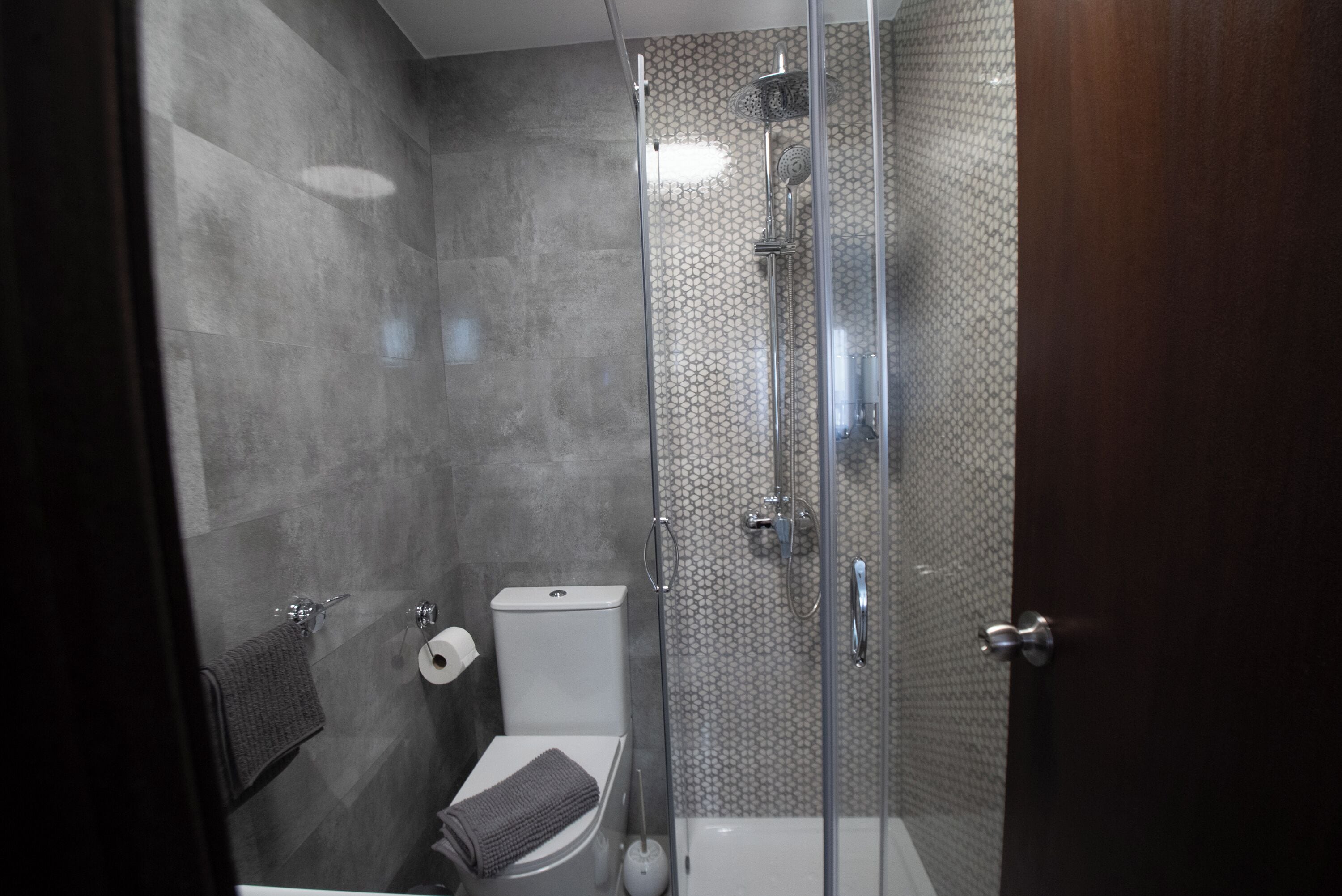 Een douche, een haardroger, handdoeken, zeep