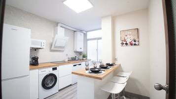 Frigorífico, microondas, placa de cocina y lavavajillas