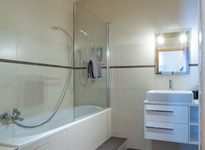 Secadora de cabello, toallas, jabón, papel de baño 