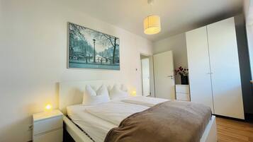 3 soverom, skrivebord, strykejern/-brett og reiseseng for barn