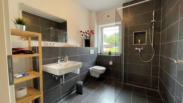 Dusche, Haartrockner, Handtücher, Seife