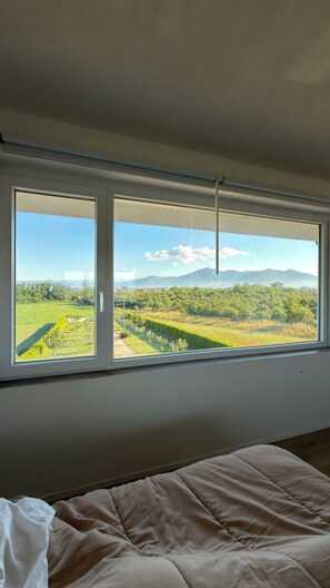 4 soverom, skrivebord, strykejern/-brett og reiseseng for barn