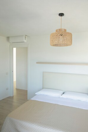 4 Schlafzimmer, Schreibtisch, Bügeleisen/Bügelbrett, Reisekinderbett