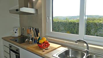 Frigorifero, microonde, forno, piano cottura