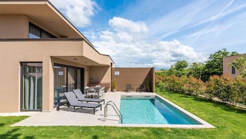 Villa | Alberca | Alberca techada y alberca al aire libre