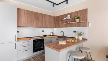 Villa | Cocina privada | Tetera eléctrica, tostadora y utensilios de cocina