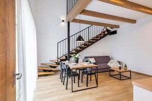 Apartamento Signature, patio, vistas al patio | Zona de estar | Una televisión de pantalla plana