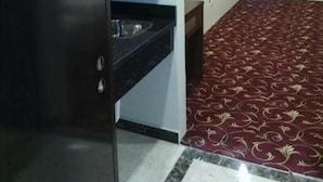 A room with a kitchen area, a patterned carpet, and a tiled floor. - Sama AlMisk Hotel (Makkah)