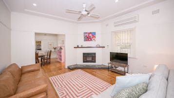 Smart TV, fireplace