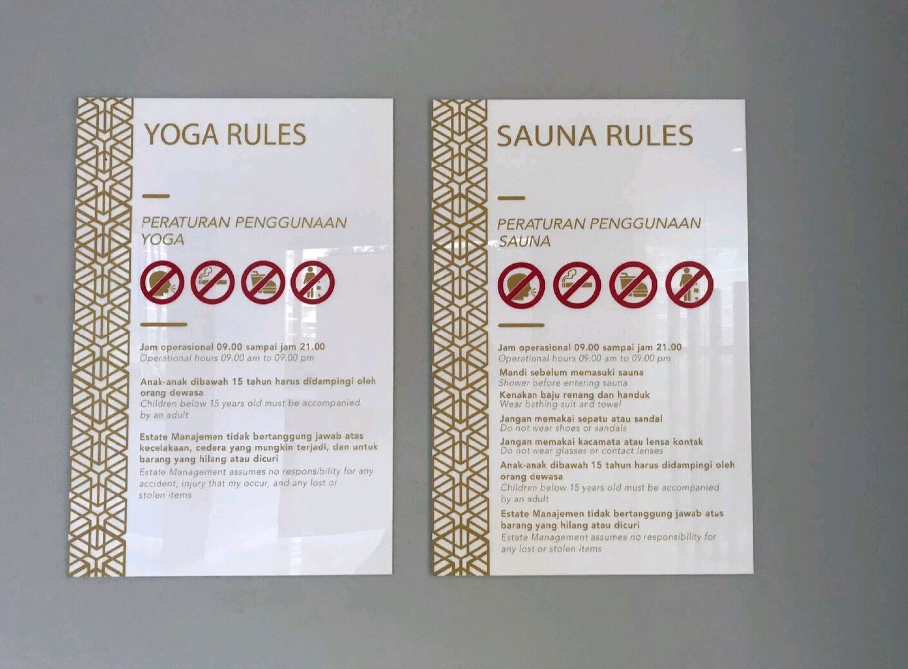 Dos carteles con normas para clases de yoga y sesiones de sauna.