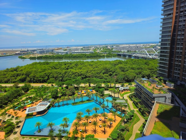 Studio supérieur, 1 très grand lit, balcon, vue sur la mer | Articles de minibar gratuits, décor unique, ameublement unique